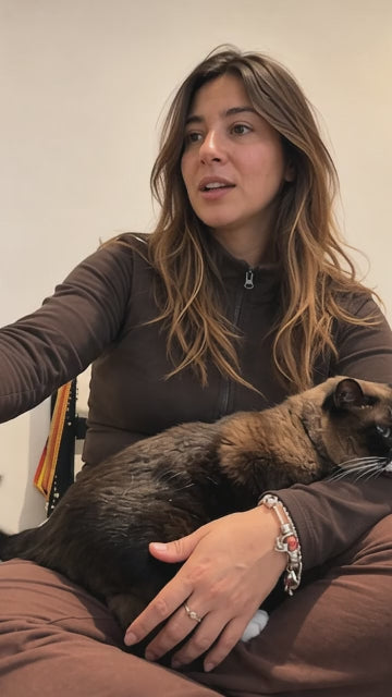 Cepillo Pelunia con pulverización cepillando a un gato